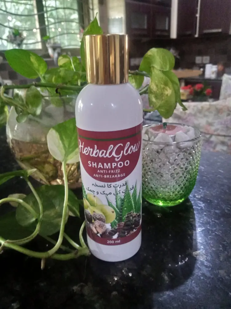 Hompryd Herbal Glow Shampoo